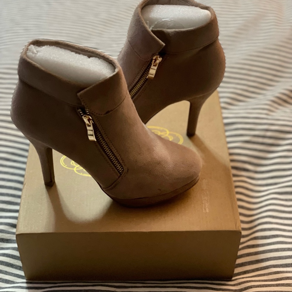 Brand new in box. Trends. Size US 6.5 women. - Picture 5 of 15